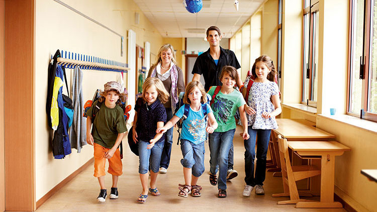 Kinder auf dem Gang im Schulgebäude