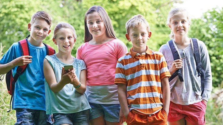 Kindergruppe im Freien