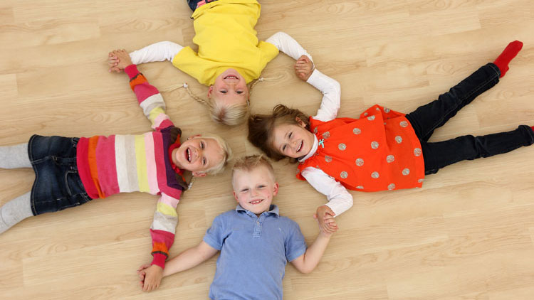 Hand in Hand liegende Kinder