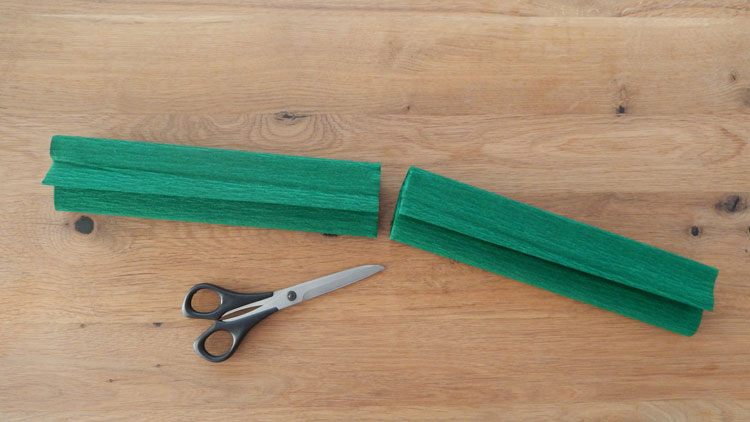Bastelpapier wird zurecht geschnitten