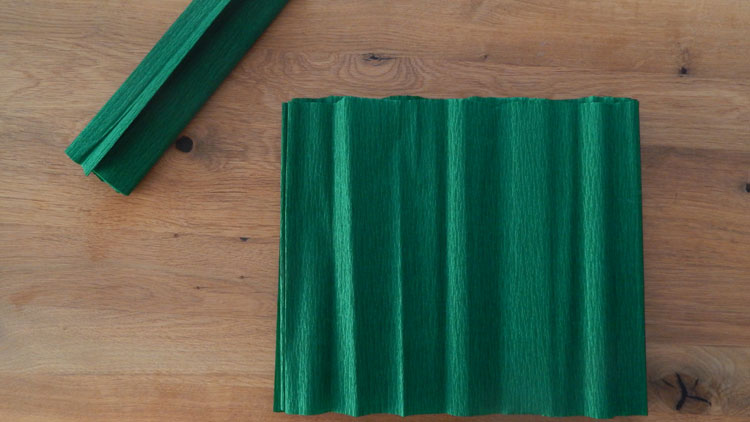 Bastelpapier wird in gleichgroße Stücke geschnitten
