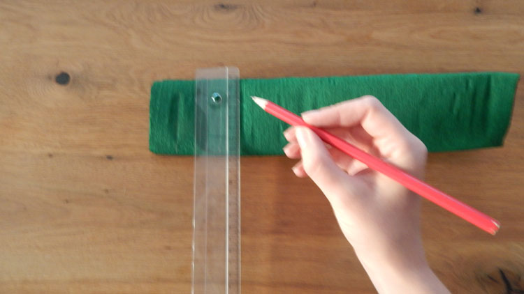 Bastelpapier wird angezeichnet