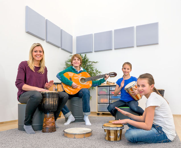 Musizierende Klasse vor Xilent Schallabsorbern