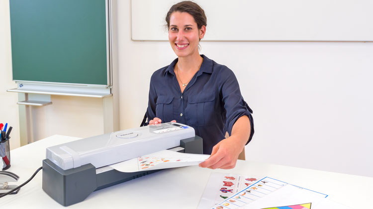 Lehrerin beim Laminieren