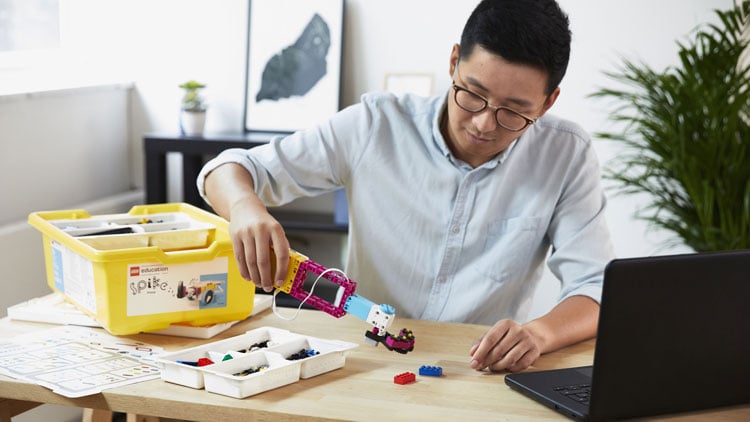Lehrer arbeitet mit LEGOEducation