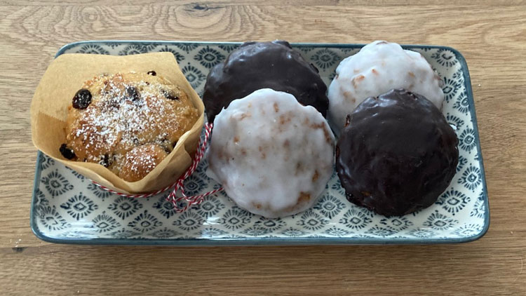 Backen und der Verzehr der Backwaren gehört auch in Schule und Kindergarten fest in die Vorweihnachtszeit und den Winter.