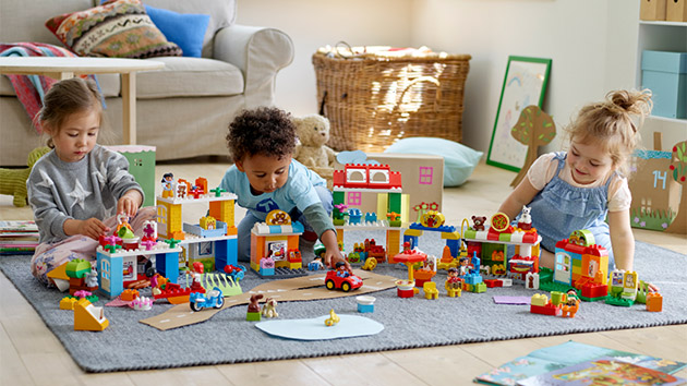 Kinder spielen mit LEGO® DUPLO® Bausteinen