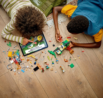 Kinder spielen mit LEGO® Bausatz