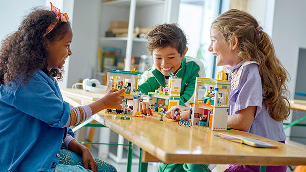 Kinder spielen mit dem LEGO® Friends Wohnblock