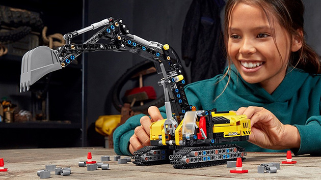 Mädchen spielt mit LEGO® Technic Bagger