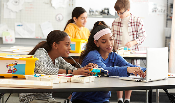 Schülerinnen programmieren LEGO® Education
