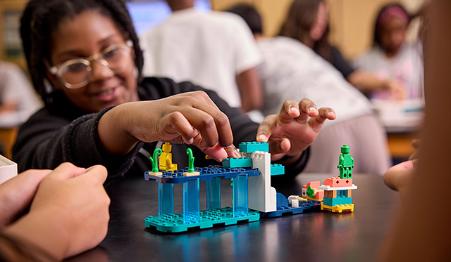 Kind baut Modell mit LEGO® Education Naturwissenschaften