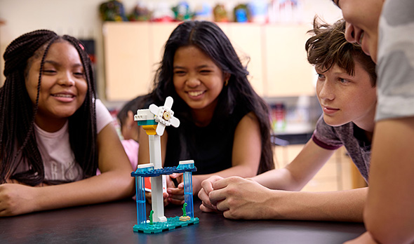 Schulkinder bauen ein Windrad mit LEGO® Education