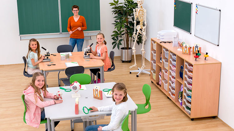Schüler und Lehrerin im Klassenzimmer