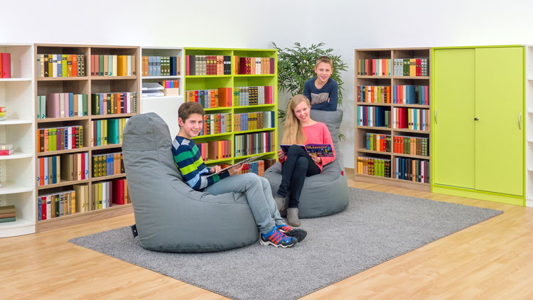 Kinder in großer Leseecke