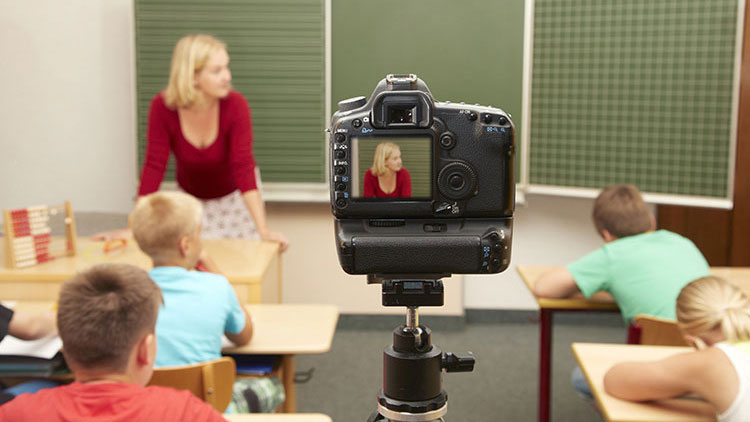 Der Unterricht im Klassenzimmer wird gefilmt