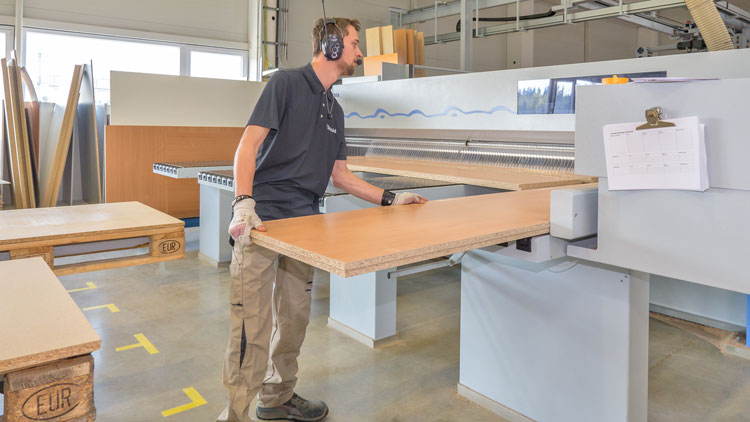 Mitarbeiter mit Holz
