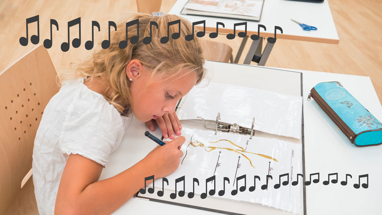 Schülerin lernt. Noten symbolisieren Musik.