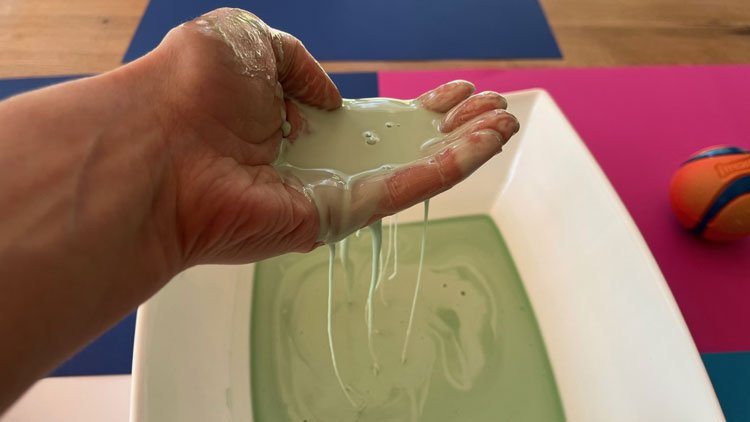 Oobleck – der Schleim mit Superkräften: Rezept und Experimente für die Grundschule