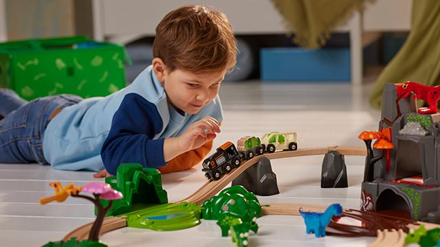 Kind spielt mit dem Bahn-Reisezug-Set von Ravensburger BRIO