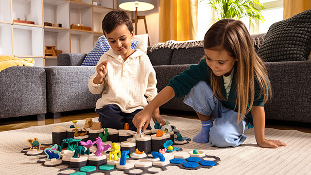Kinder spielen im Wohnzimmer mit Ravensburger GraviTrax