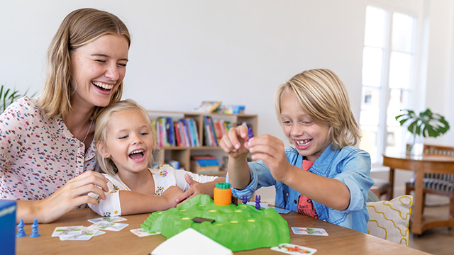 Mutter spielt mit ihren Kindern Ravensburger Lotti Karotti