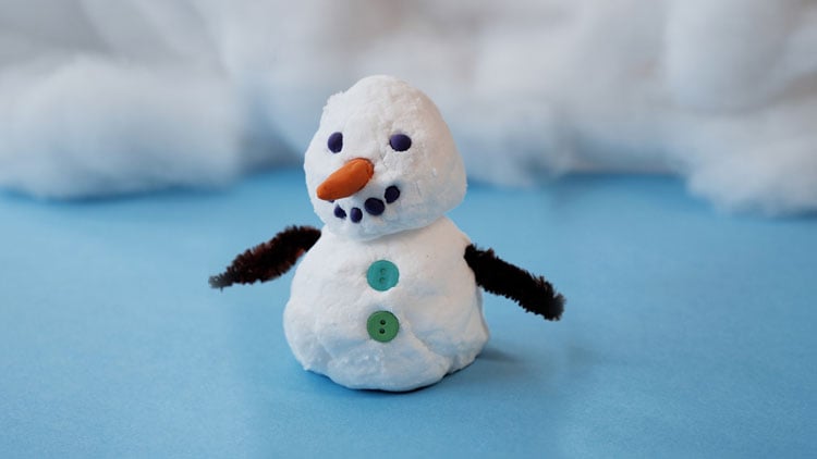 Schneemann aus selbstgemachtem Schnee basteln