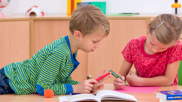 Kinder gestalten eine Mindmap