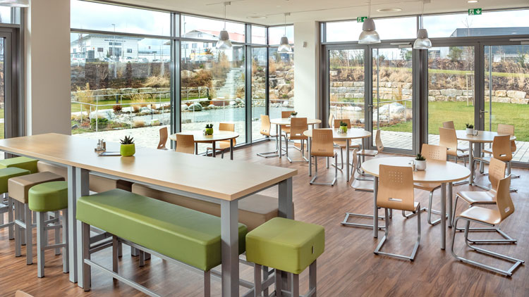 Cafeteria mit Betzold-Möbeln eingerichtet