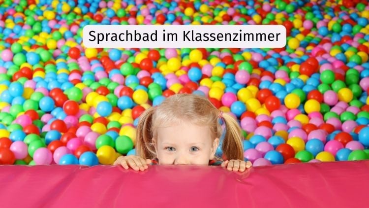 Kind in Bällebad