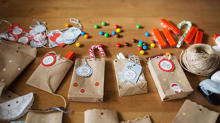 Selbstgebastelter Adventskalender aus Papiertütchen