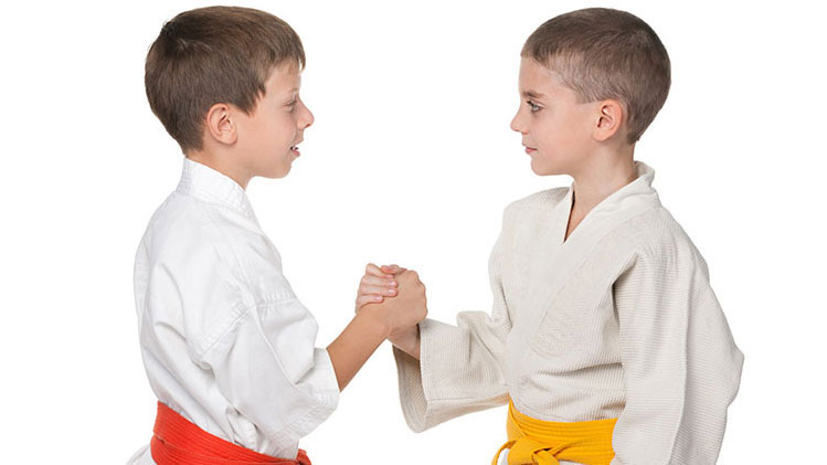 Kinder in Judo-Kleidung