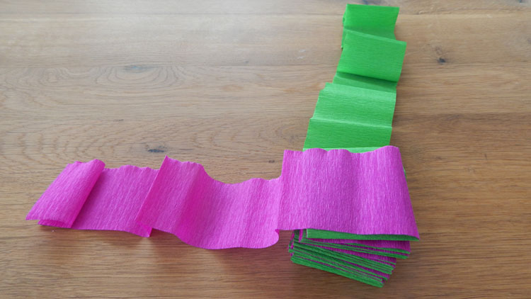 Verklebte Bastelpapier-Rollen werden gefaltet