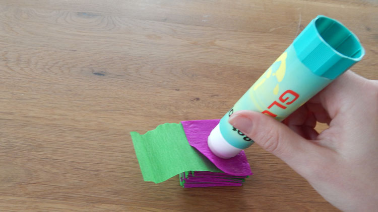 Gefaltete Bastelpapier-Rollen werden geklebt