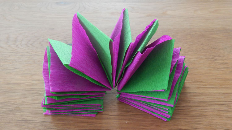 Fertig geklebte Bastelpapier-Girlande
